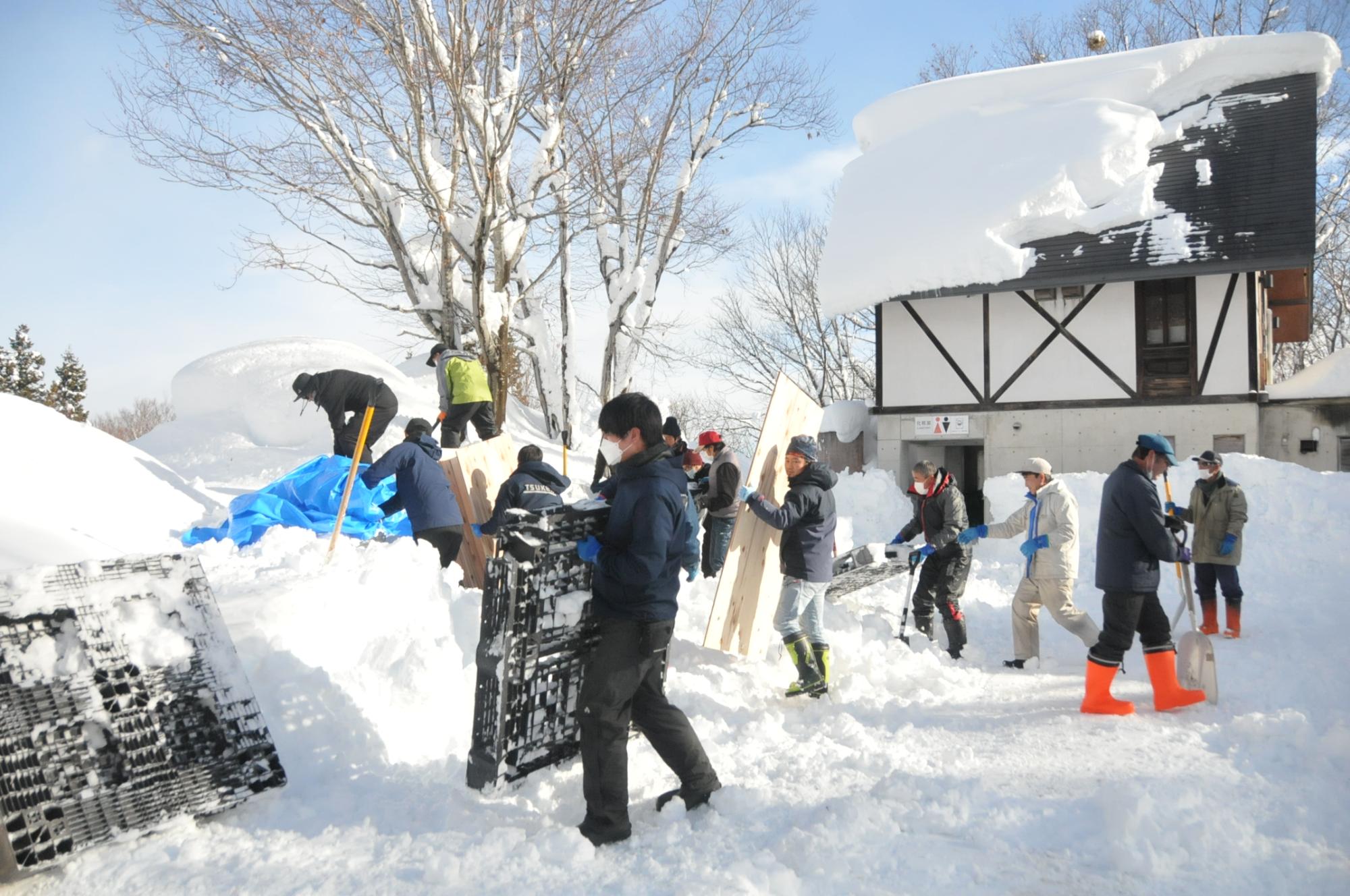 雪りんごを置く場所を準備する様子