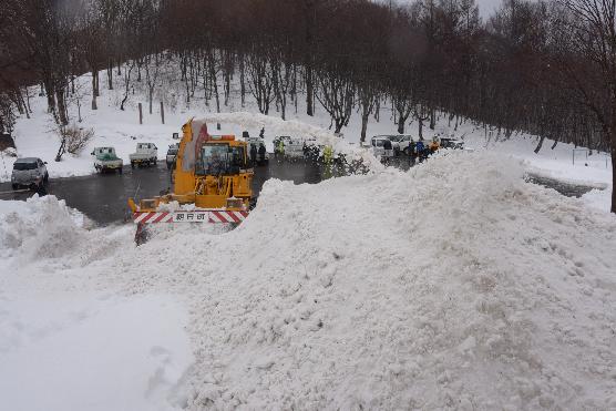 除雪車が雪を飛ばしほぼ完全にりんごを埋めている様子