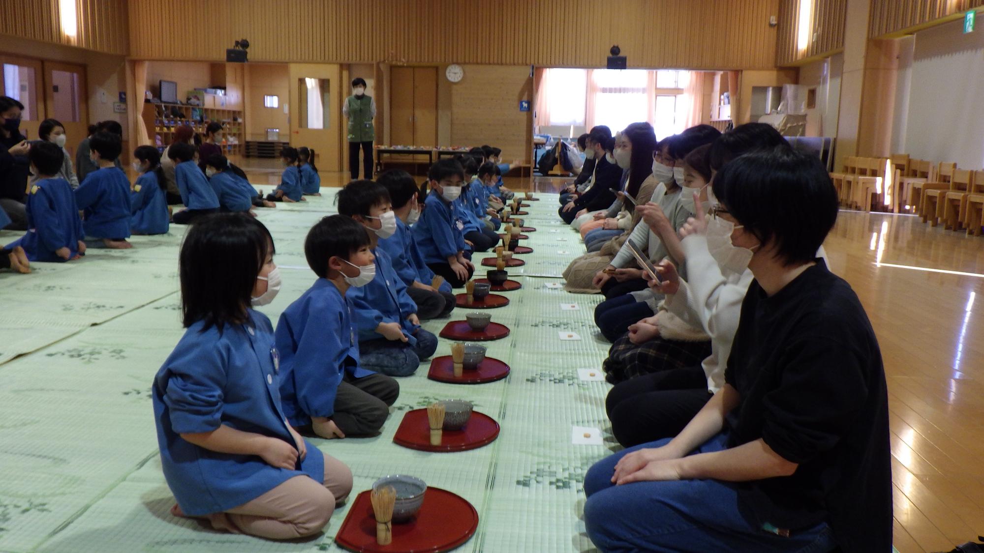 お父さん、お母さんに感謝の気持ちを込めてお茶を点てます