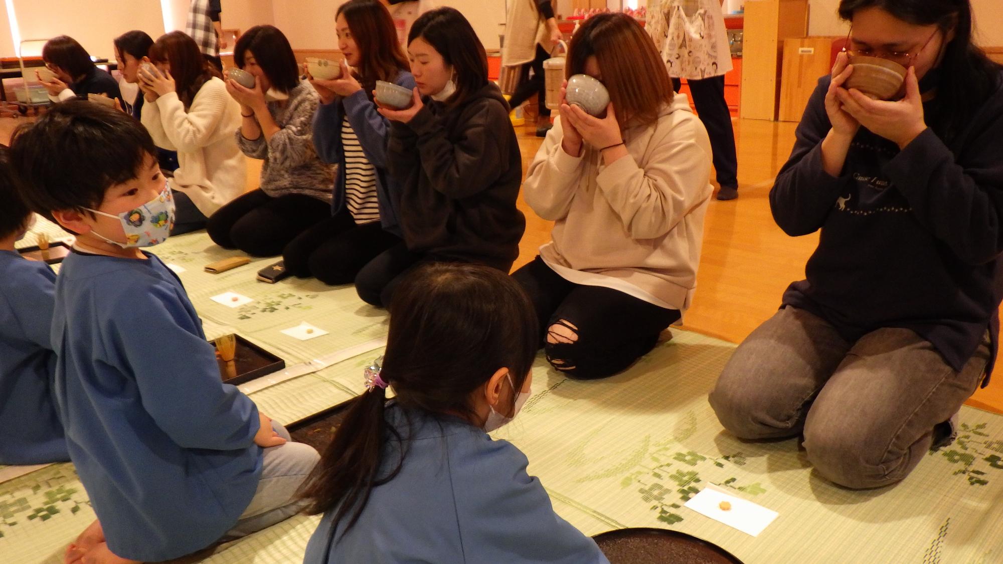 子ども達が一生懸命の点てたお茶をお家の人が味わってくれました