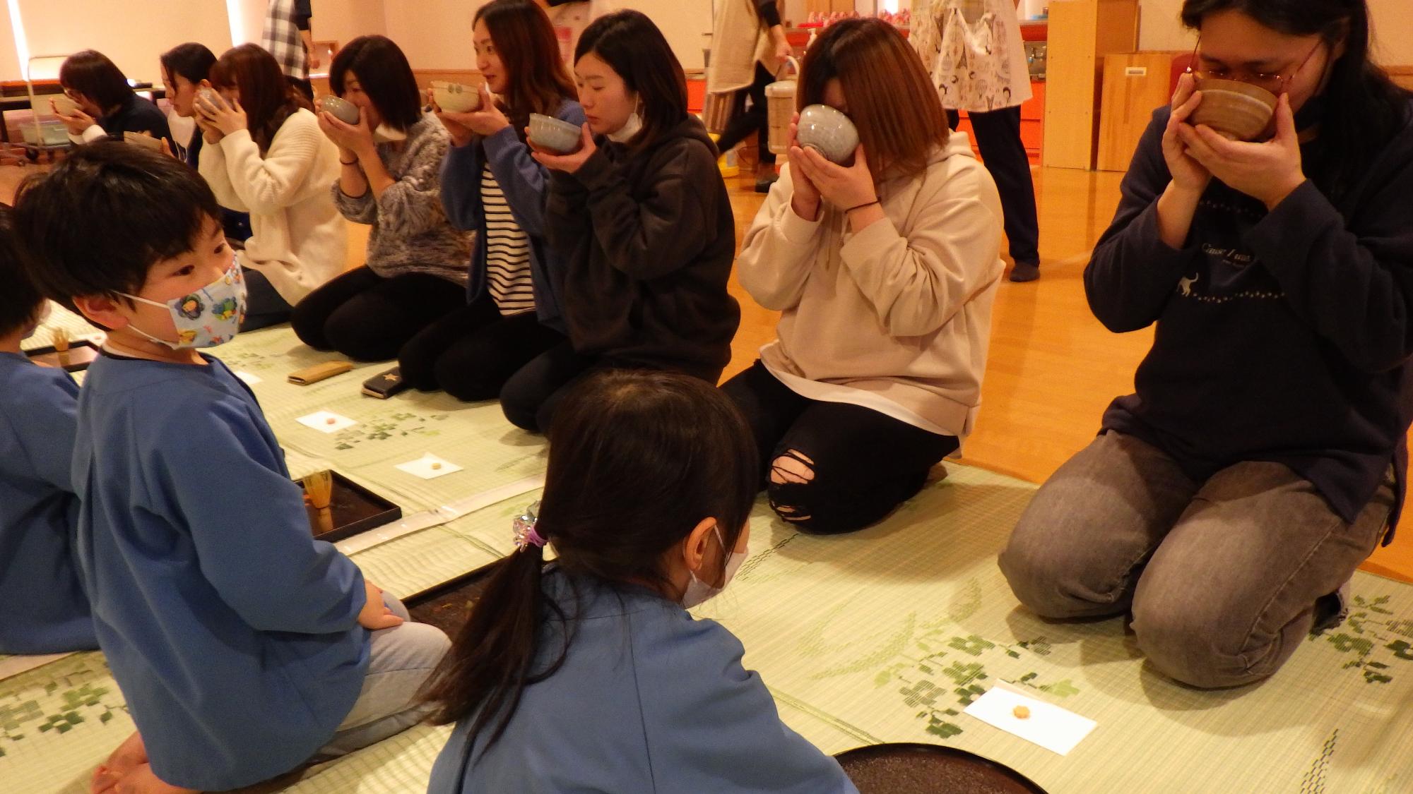 子ども達が一生懸命の点てたお茶をお家の人が味わってくれました