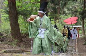 浮嶋稲荷神社例大祭：平安時代の古式ゆかしい衣装を身にまとい、行列で神社に参進する写真